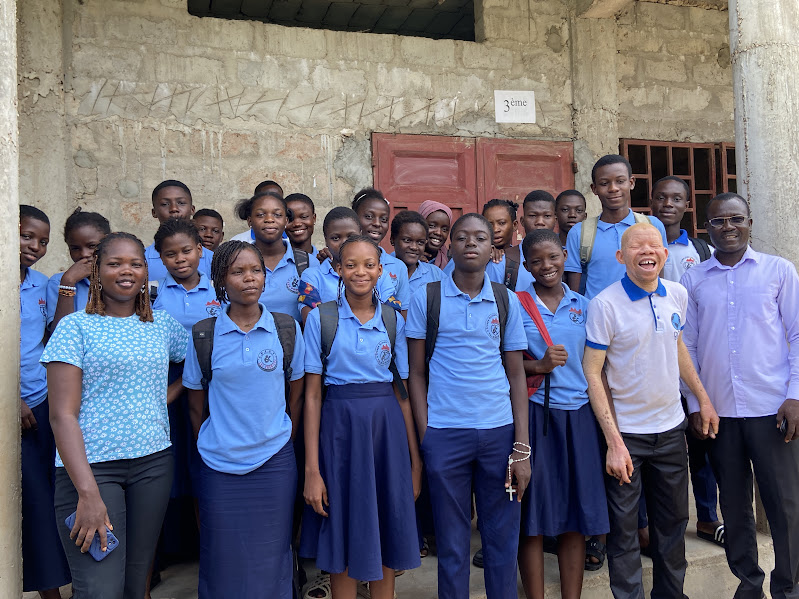 Distribution de fournitures scolaires DCW